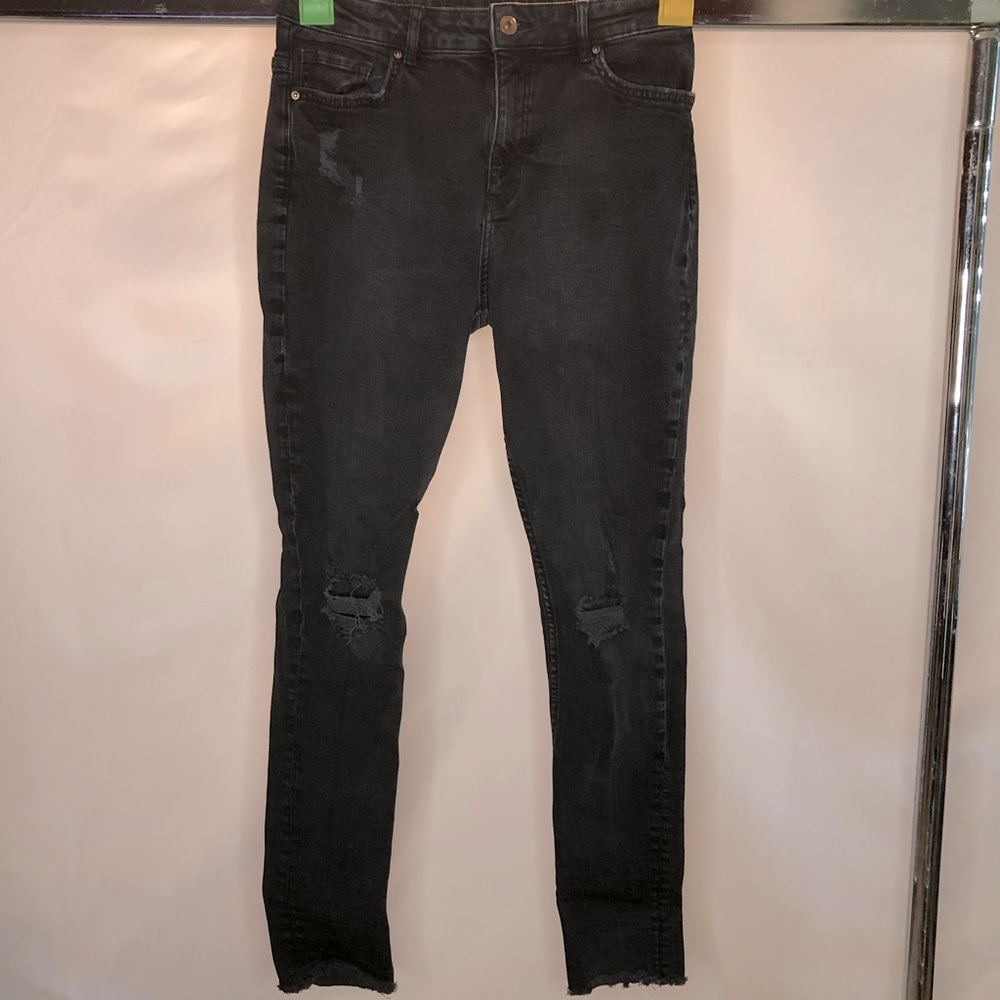 H&M black ripped knee jeans